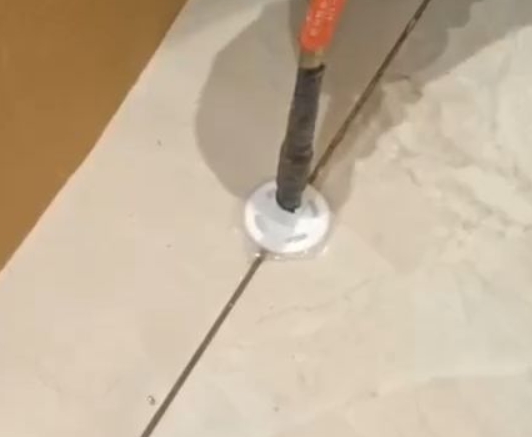 齐齐哈尔瓷砖空鼓维修公司专业解答瓷砖在铺贴过程中，如果没有涂抹均匀到位的粘结材料（如水泥砂浆或瓷砖胶），可能会导致以下问题